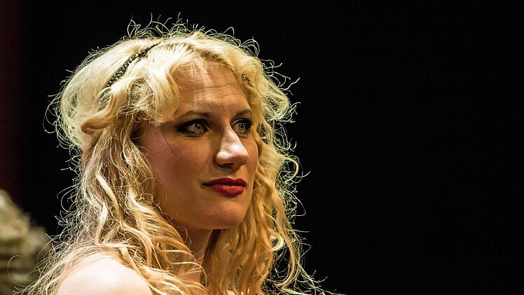 Impressionen vom Auftritt des Alt-Wiener Strauss-Ensembles unter Leitung von Ralph Kulling bei den Johann Strauss Musiktagen in Coburg: Victoria Kunze.Foto: Jochen Berger