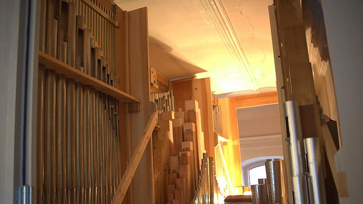 912 Pfeifen werden bis zum 4. Advent in die runderneuerte und sanierte Heilgersdorfer Orgel eingebaut. Die ursprünglich zwölf Register werden zu 22 verschiedenen Klangmöglichkeiten gesteigert. Foto: Bettina Knauth