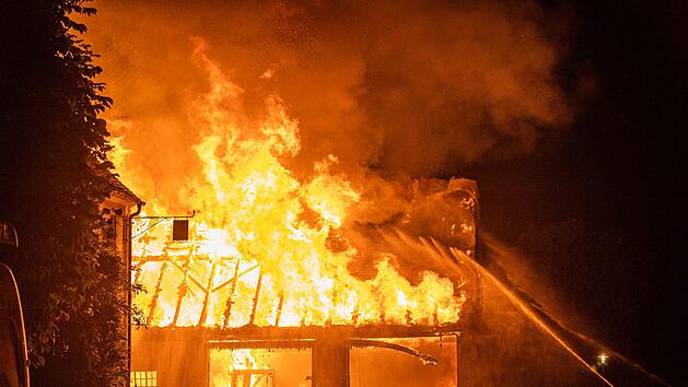 In der Nacht kam es in Wachstein zu einem Vollbrand einer Maschinenhalle in der Traktoren untergebracht waren. Foto: NEWS5/ Goppelt