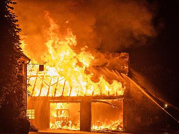 In der Nacht kam es in Wachstein zu einem Vollbrand einer Maschinenhalle in der Traktoren untergebracht waren. Foto: NEWS5/ Goppelt