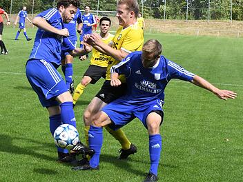 Auf sattes Grün wie im Hinspiel werden die Thulbaer (gelbe Trikots) und Münnerstädter verzichten müssen. Wahrscheinlich wird das Derby auf dem Ausweichplatz der Frankonen stattfinden. Foto: Hopf