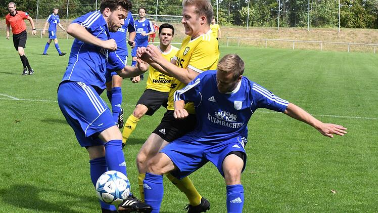Auf sattes Grün wie im Hinspiel werden die Thulbaer (gelbe Trikots) und Münnerstädter verzichten müssen. Wahrscheinlich wird das Derby auf dem Ausweichplatz der Frankonen stattfinden. Foto: Hopf