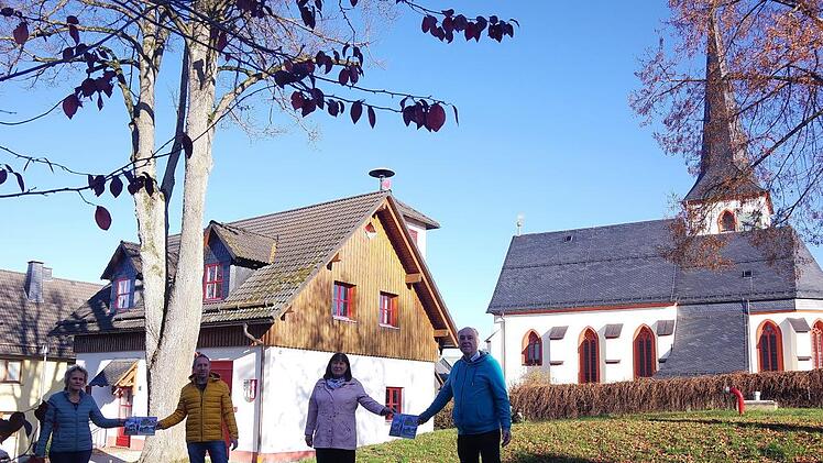 Carmen Müller (von links), Frank Murmann, Irmgard Stöcklein und Friedrich Bürger bei der Vorstellung von "Birnbaum in Bildern" vor dem Wahrzeichen Birnbaums, der Pfarrkirche St. Stephan Foto: Heike Schülein