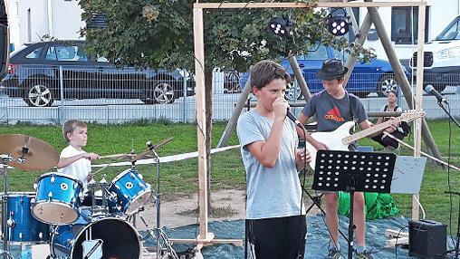 Der Auftritt der jungen Band „Die Knalltüten“ beim Sommerferienabschlusskonzert am vergangenen Sonntag in Großenseebach begeisterte die knapp 100 Zuschauer mit (von links) Anton (Schlagzeug), Jonathan (Gesang), Franz (Gitarre)