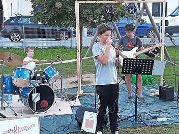 Der Auftritt der jungen Band „Die Knalltüten“ beim Sommerferienabschlusskonzert am vergangenen Sonntag in Großenseebach begeisterte die knapp 100 Zuschauer mit (von links) Anton (Schlagzeug), Jonathan (Gesang), Franz (Gitarre)