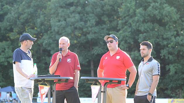 Bei der Pressekonferenz stellten sich die Trainer den Fragen. Unser Foto zeigt von links Thomas Sturm (Saale-Zeitung), Martin Halbig (FC Fuchsstadt), Marcus Stiller (SpVgg Wartmannsroth) und Victor Kleinhenz (TSV Aubstadt). Foto: Jürgen Schmitt