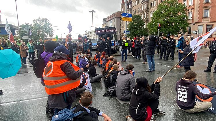 "Letzte Generation" sorgt für Aufruhr in Nürnberg - Polizei muss eingreifen