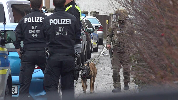 SEK-Einsatz in Bayreuth: 27-J&auml;hriger droht Nachbarn und verschanzt sich