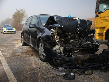 Schwerer Auffahrunfall auf der B13 bei Ansbach - Fahrer wird verletzt