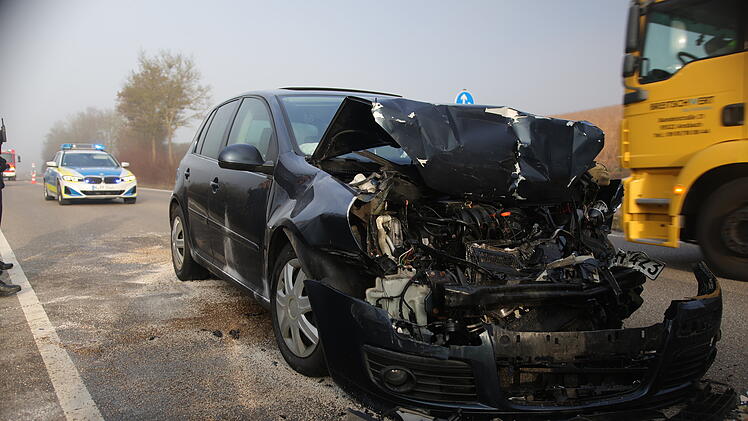 Schwerer Auffahrunfall auf der B13 bei Ansbach - Fahrer wird verletzt