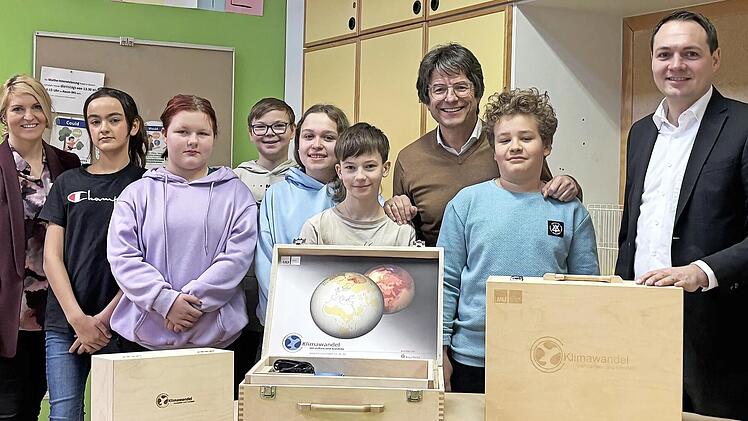 Bettina Wolf (stellvertretende Schulleiterin der Wirtschaftsschule Erlangen), Zoey Lebert, Nele Sacher, Oliver S&uuml;&szlig;, Mathilda N&auml;gel, Leopold Dorscht, Gerald W&ouml;lfel (Schulleiter der Wirtschaftsschule Erlangen), Liam B&ouml;hm und Benjamin Mair (stellvert...