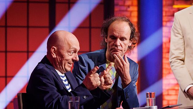 Olaf Schubert (rechts) spielt gemeinsam mit Teamkapit&auml;n Bernhard Ho&euml;cker.