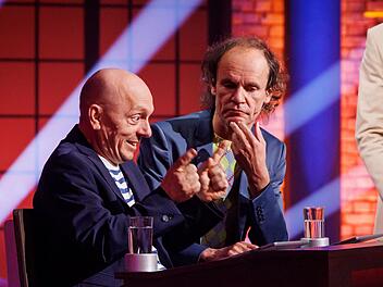 Olaf Schubert (rechts) spielt gemeinsam mit Teamkapit&auml;n Bernhard Ho&euml;cker.