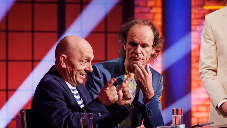 Olaf Schubert (rechts) spielt gemeinsam mit Teamkapit&auml;n Bernhard Ho&euml;cker.