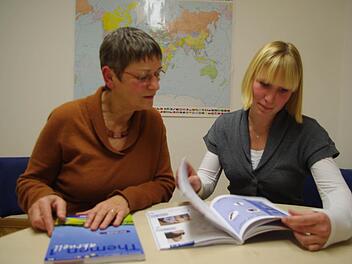 Die beiden Deutsch-Lehrerinnen (von links) Christine Witton und Eva-Maria Kick sprechen die nächsten Unterrichtsstunden durch. Foto: Heike Schülein