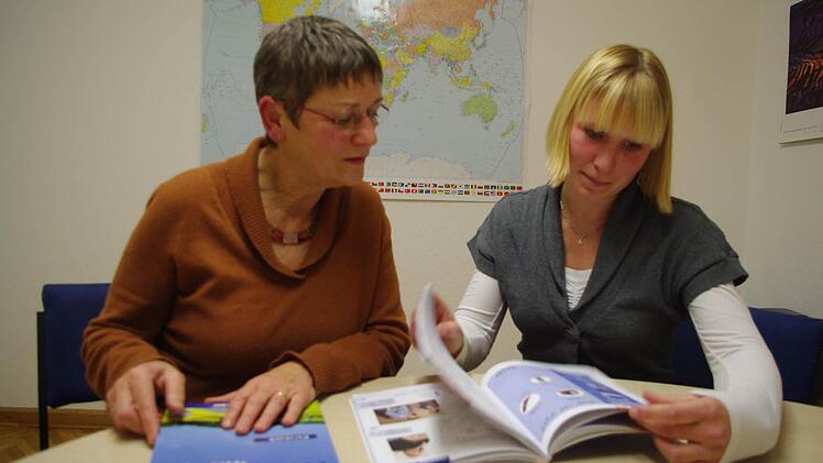 Die beiden Deutsch-Lehrerinnen (von links) Christine Witton und Eva-Maria Kick sprechen die nächsten Unterrichtsstunden durch. Foto: Heike Schülein
