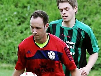 Leon Paxton kann den Ball vor seinem Gollhöfer Gegenspieler abschirmen. Fotos: Krumpholz