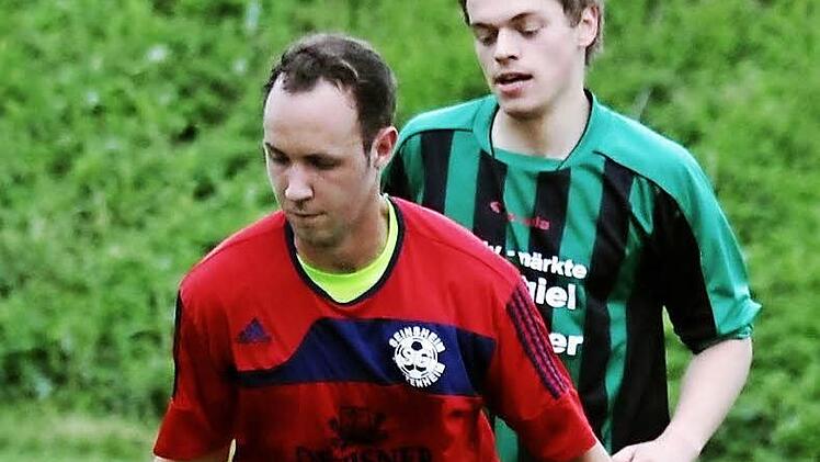 Leon Paxton kann den Ball vor seinem Gollhöfer Gegenspieler abschirmen. Fotos: Krumpholz