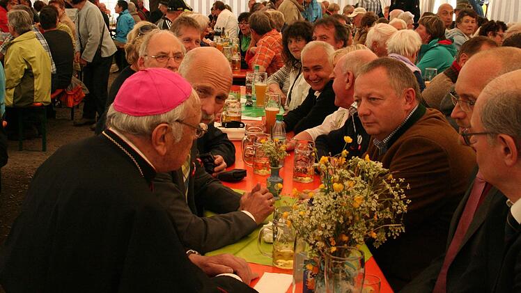 Landrat Thomas Bold und OB Kay Blankenburg im Gespräch mit dem Bischof