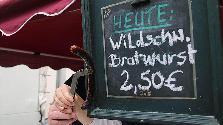 Der Lionsclub reichte die Wildschwein-Bratwurst für den guten Zweck.