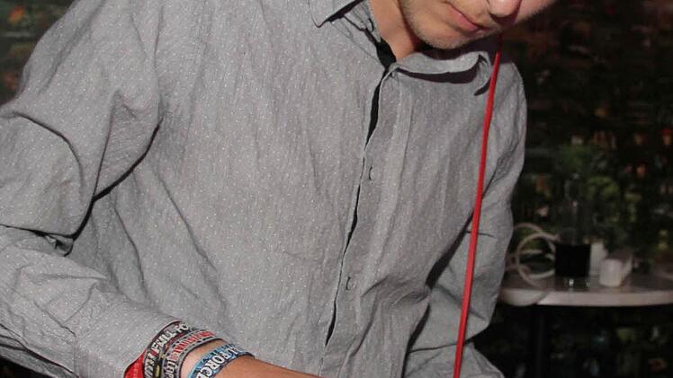 Der DJ im Foyer legt moderne Musik auf. Foto: Sonja Adam