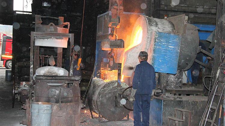 Eineinhalb Tonnen 1500 Grad heißer Stahl werden aus dem Schmelzofen gekippt.  Foto: Friedwald Schedel