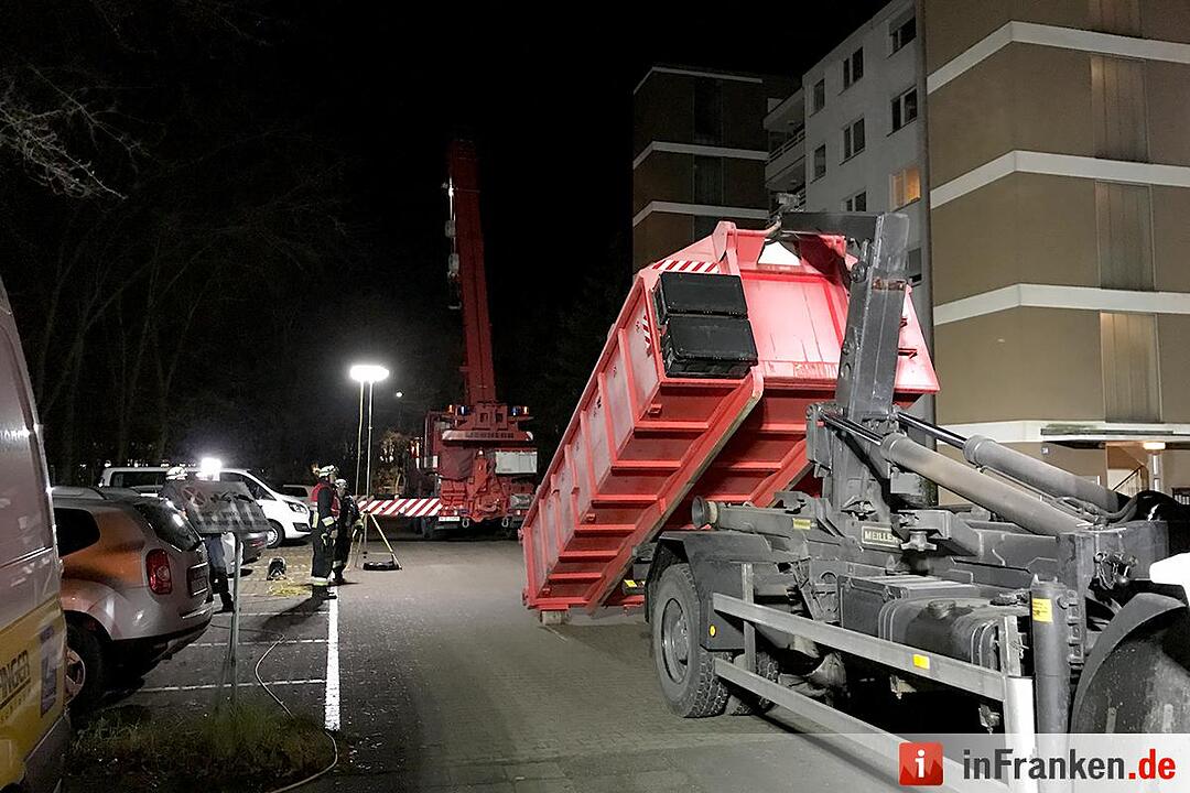Toter in Messi-Wohnung entdeckt - Feuerwehr muss Wohnung von Unrat befreien