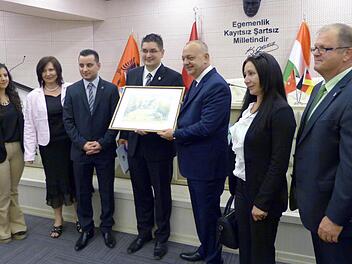 Das Foto entstand im April 2016, als eine Delegation aus dem Landkreis Coburg zu Gast in Manisa war. Von links: Gülsen Dagdelen, die Kreisräte Alexandra Kemnitzer und Kanat Akin, stellvertretender Landrat Christian Gunsenheimer, Cengiz Ergün, Aylin Akin und Kreisrat Bernd Wicklein Foto: privat