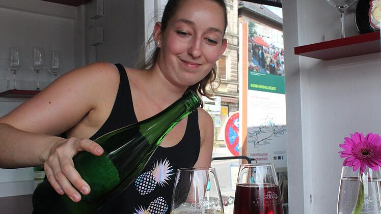 Eva Zech schenkt aus und ein. Dem Lichtenfelser bescheinigt sie durchaus großes Interesse an Fragen rund um den Wein. Foto: Markus Häggberg
