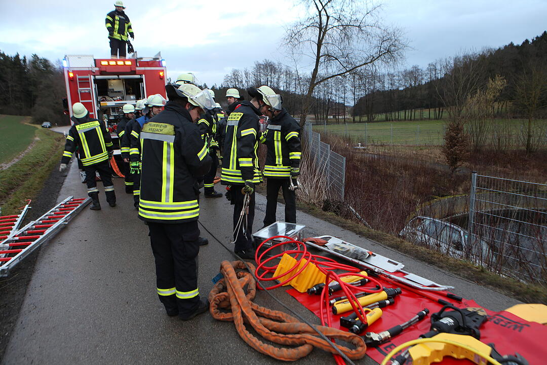 Auto stürzt nach Auffahrunfall bei Ansbach beinahe in Klärbecken