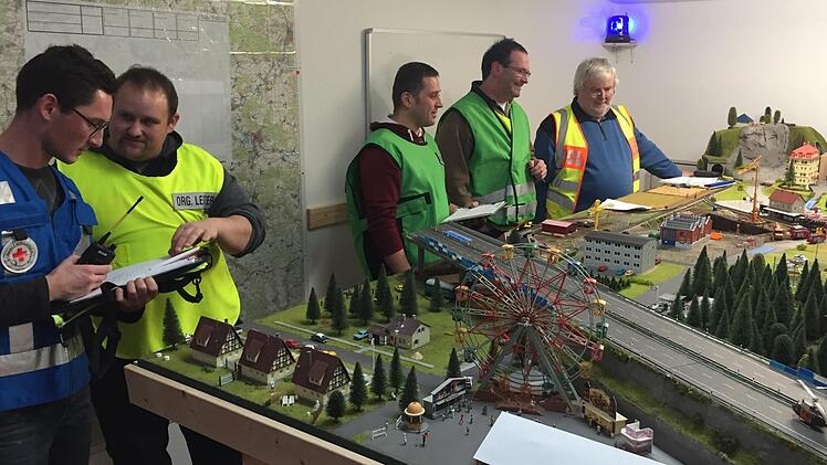 Beim Führungssimulationstraining im Bad Staffelsteiner Katastrophenschutzzentrum werden verschiedene Einsatzszenarien geübt.  Foto: privat