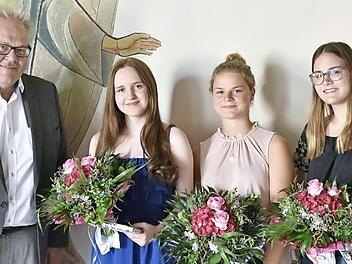 Bürgermeister Claus Bittenbrünn übergab am Mittwoch an Milena Enders aus Zeil, Paula Wunderlich aus Sulzbach und Fabienne Göpfert aus Junkersdorf (von links) den Regiomontanuspreis der Stadt Königsberg für die besten Abiturarbeiten im Fach Mathematik am Regiomontanus-Gymnasium in Haßfurt.  Foto: Gerold Snater