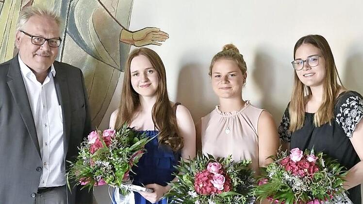 Bürgermeister Claus Bittenbrünn übergab am Mittwoch an Milena Enders aus Zeil, Paula Wunderlich aus Sulzbach und Fabienne Göpfert aus Junkersdorf (von links) den Regiomontanuspreis der Stadt Königsberg für die besten Abiturarbeiten im Fach Mathematik am Regiomontanus-Gymnasium in Haßfurt.  Foto: Gerold Snater