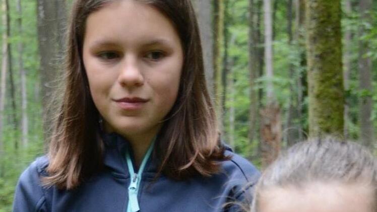 Der Wald ist Erlebnisraum genug, hier werden gerade Verzierungen für die selbstgebauten Hütten geflochten.Elisabeth Assmann