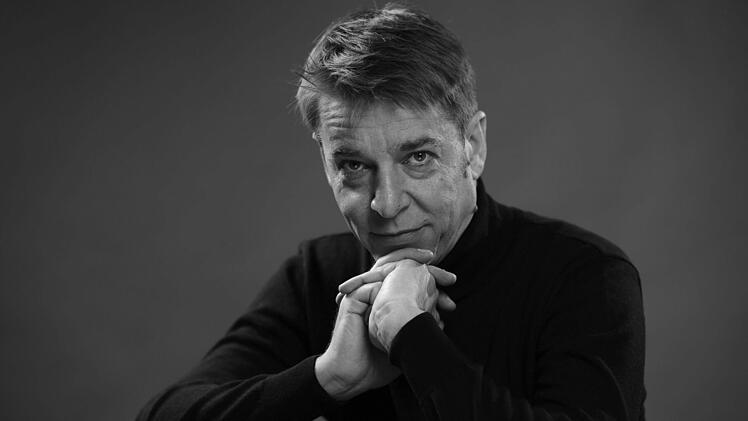Dirigent Stefan Geiger und die Staatsbad Philharmonie Kissingen begleiten live den Stummfilm.  Foto: Paul Schirnhofer