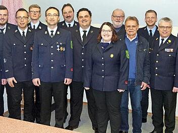 Die Feuerwehr Neuses unter Vorsitz von Michael Zwingmann (Mitte) freut sich mit Kronachs Bürgermeister Wolfgang Beiergrößlein (Vierter von rechts) sowie Ehrengästen der Kreisbrandinspektion über neugewählte Funktionsträger und die Ehrung langjähriger Aktiver.  Foto: Heike Schülein