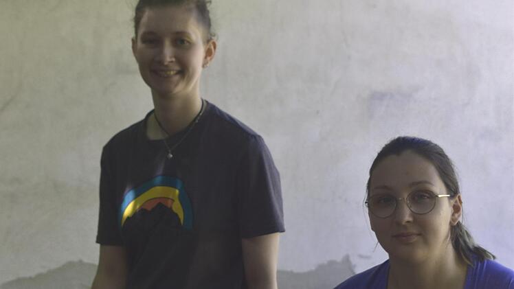 Die Bildhauerinnen Johanna Barth und Johanna Helle aus Bischofsheim im Bildhauersymposium am Start ihrer Arbeit mit einer Miniatur ihres zukünftigen Werkes auf dem zu gestaltenden Eichenstamm.