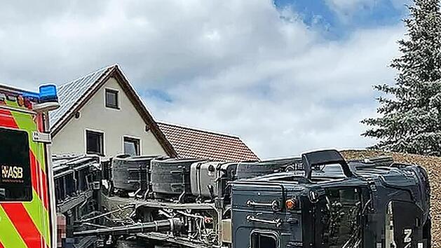 In Wannbach ist ein Lastwagen umgekippt.
