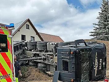 In Wannbach ist ein Lastwagen umgekippt.
