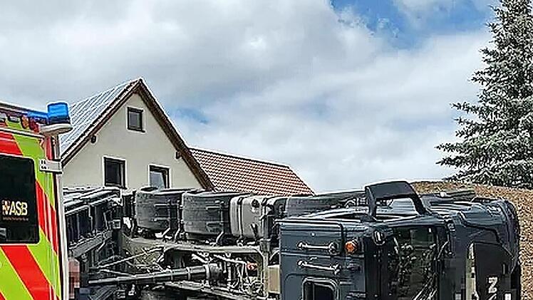 In Wannbach ist ein Lastwagen umgekippt.