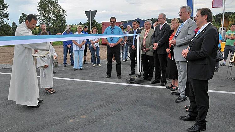 Die erneuerte Straße zwischen Kästel und Rezelsdorf bekam nach den Bauarbeiten den Segen. Dann gab Innenminister Joachim Herrmann (Zweiter von rechts) den Abschnitt wieder frei für den Verkehr. Foto:  Roland Meister