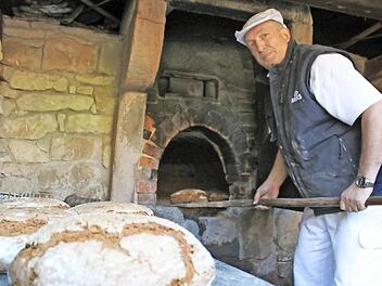 Albrecht Aldinger ist nicht nur Vorsitzender der Siedlergemeinschaft Kulmbach-Herlas, sondern auch Bäckermeister. Wenn zweimal im Jahr im historischen Holzofen in der Siedlung gebacken wird, ist er voll im Einsatz. Fotos: Sebastian Martin