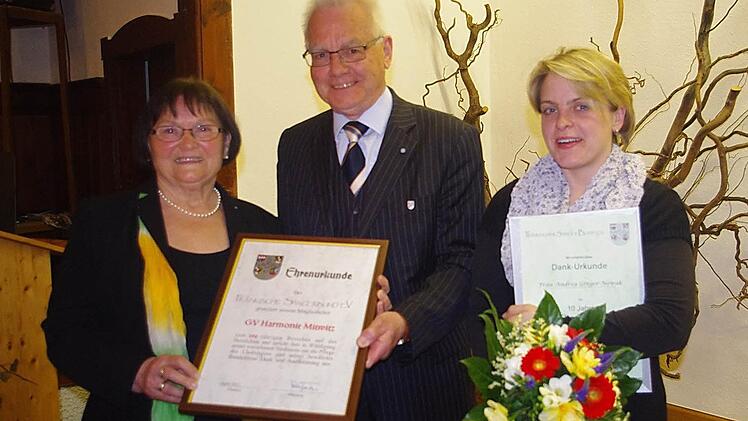 Vorsitzende Otti Fischer (links) sowie Peter Jacobi, Präsident des Fränkischen Sängerbundes, zeichneten Andrea Gregor-Nowak für zehnjährige Dirigententätigkeit aus. Zudem überreichte Jacobi der Vorsitzenden die Ehrenurkunde für das 150-jährige Bestehen des Chors.