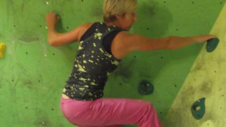 Ursula_Werner hangelt sich von Griff zu Griff. Foto: Johanna Eckert