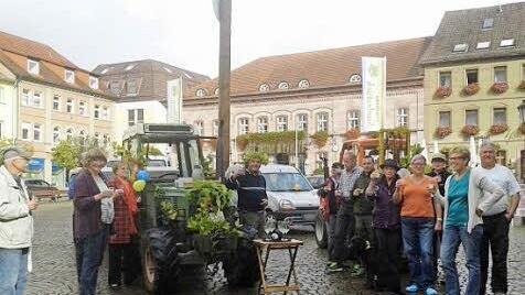 Das Weingut Schloss Saaleck feiert den Abschluss der Lese mit einem Umtrunk auf dem Marktplatz. Foto: Weingut Schloss Saaleck