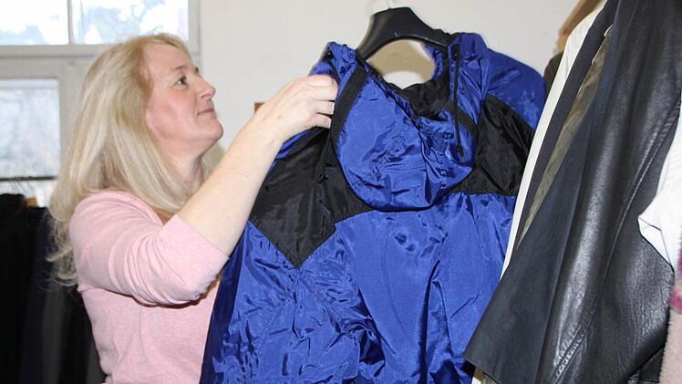 Auch Christine Hiltenbrand gehört zum Helferteam des Caritas-Kramlädchens. Foto: Ulrike Müller