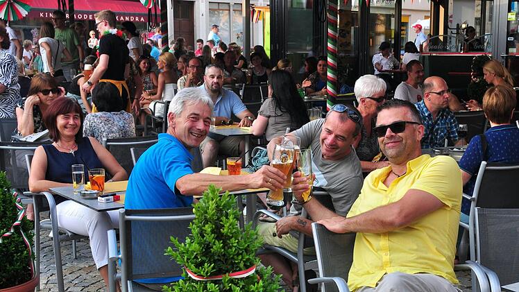 Fröhliche Stimmung in der ganzen Innenstadt: das war das 8. Musik- und Kunstfestival des Aktionskreises "Haßfurt Aktiv".
