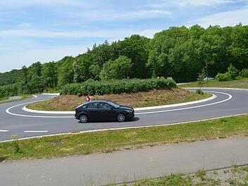 Die fehlende Attraktivität des oberen Kreisels als Zufahrt zum Weindorf in Ramsthal sorgt im Gemeinderat für Diskussionen. Foto: Andreas Lomb