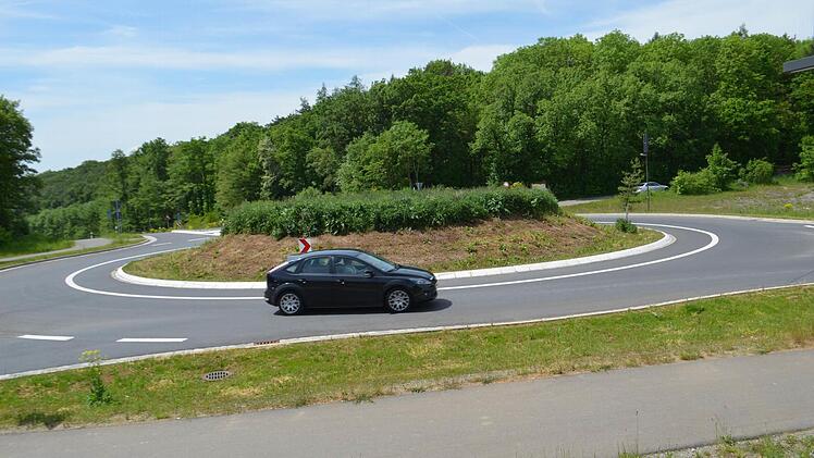 Die fehlende Attraktivität des oberen Kreisels als Zufahrt zum Weindorf in Ramsthal sorgt im Gemeinderat für Diskussionen. Foto: Andreas Lomb