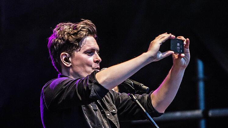 Michael Patrick Kelly zog seine Zuhörer beim Gastspiel im Rahmen des "Tambacher Sommers". Foto: Jochen Berger